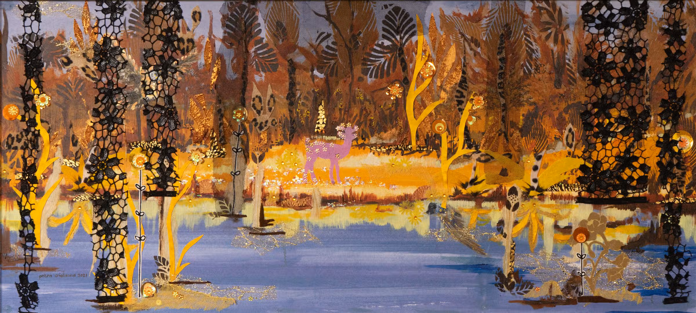 Hert in oker/blauw landschap