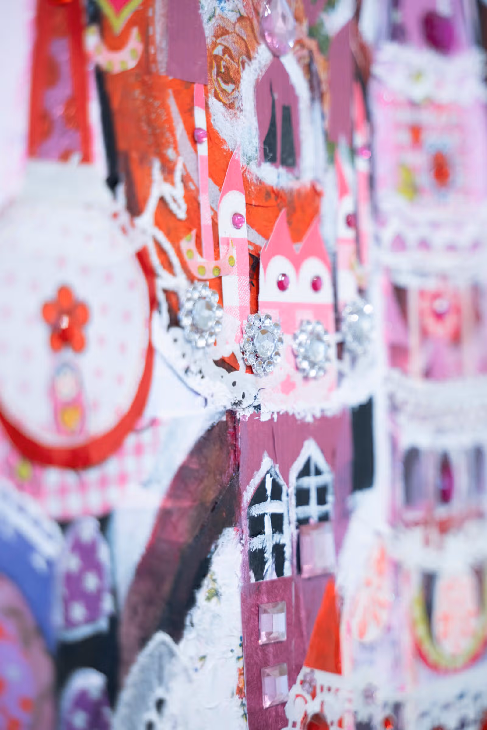 Detail — raampjes in toren