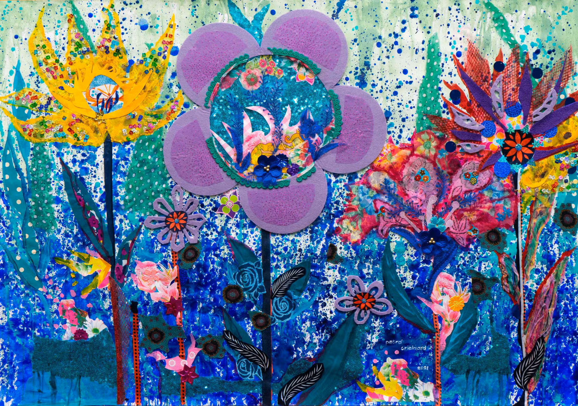 Vier bloemen in blauwe omgeving