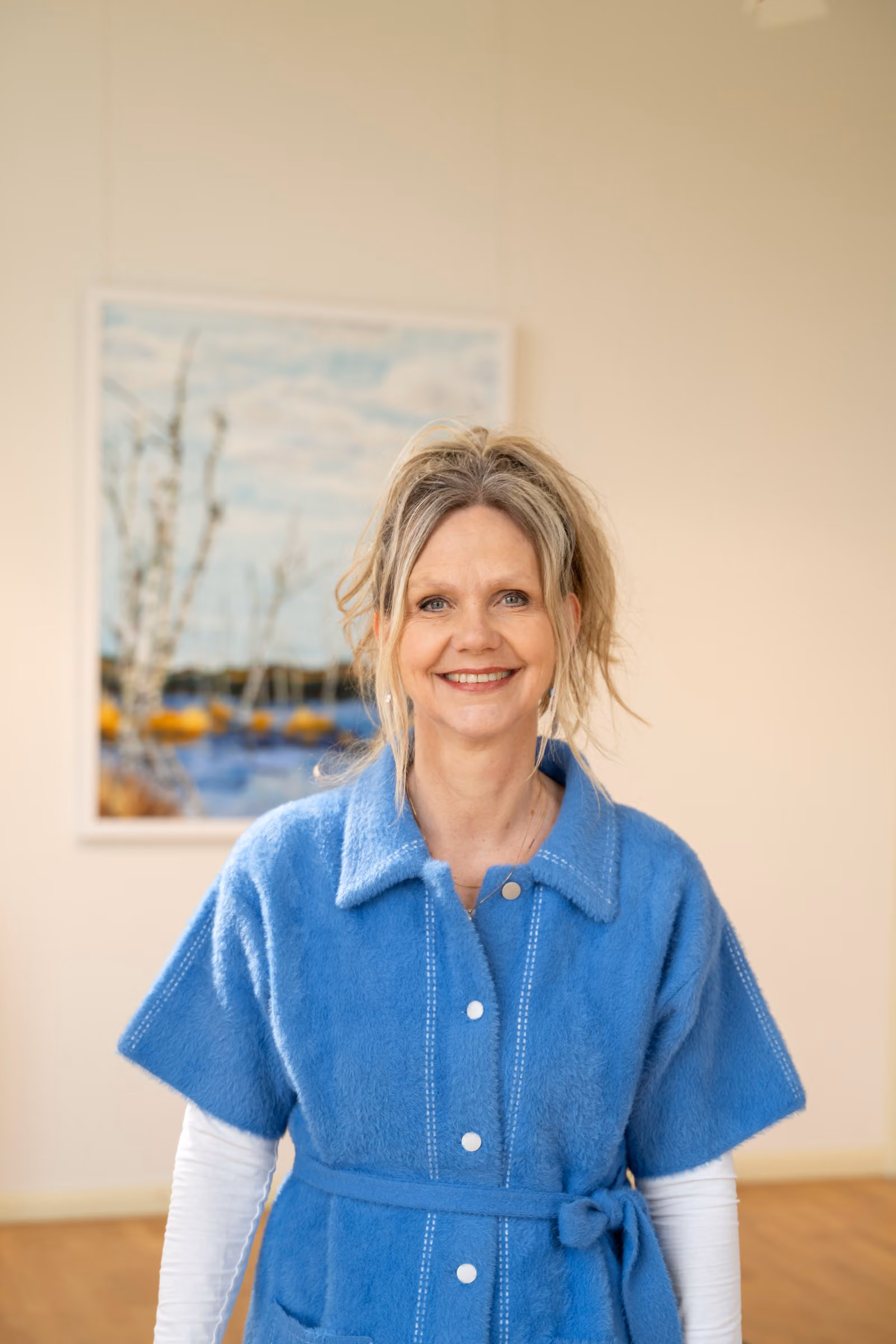foto van Petra lachend voor een schilderij